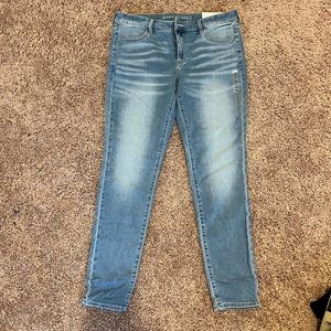 American Eagle NWT Super Stretch Super Soft Light Wash Jegging Size 16 Long.